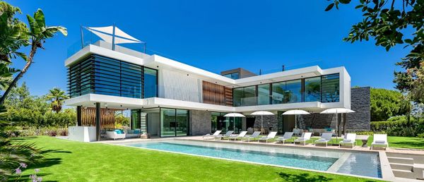 Algarve: Your FAQs, Served with Sunshine, Seafood & a Poolside View.